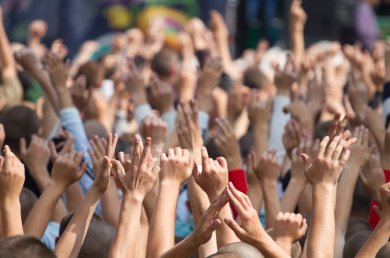Menschen auf einem Konzert mit gehobenen Händen. Menschen auf einem Konzert mit gehobenen Händen.