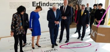Besuch von Bundespräsident Steinmeier (3. v.l.) am 30. März 2019 in der Leitausstellung 
