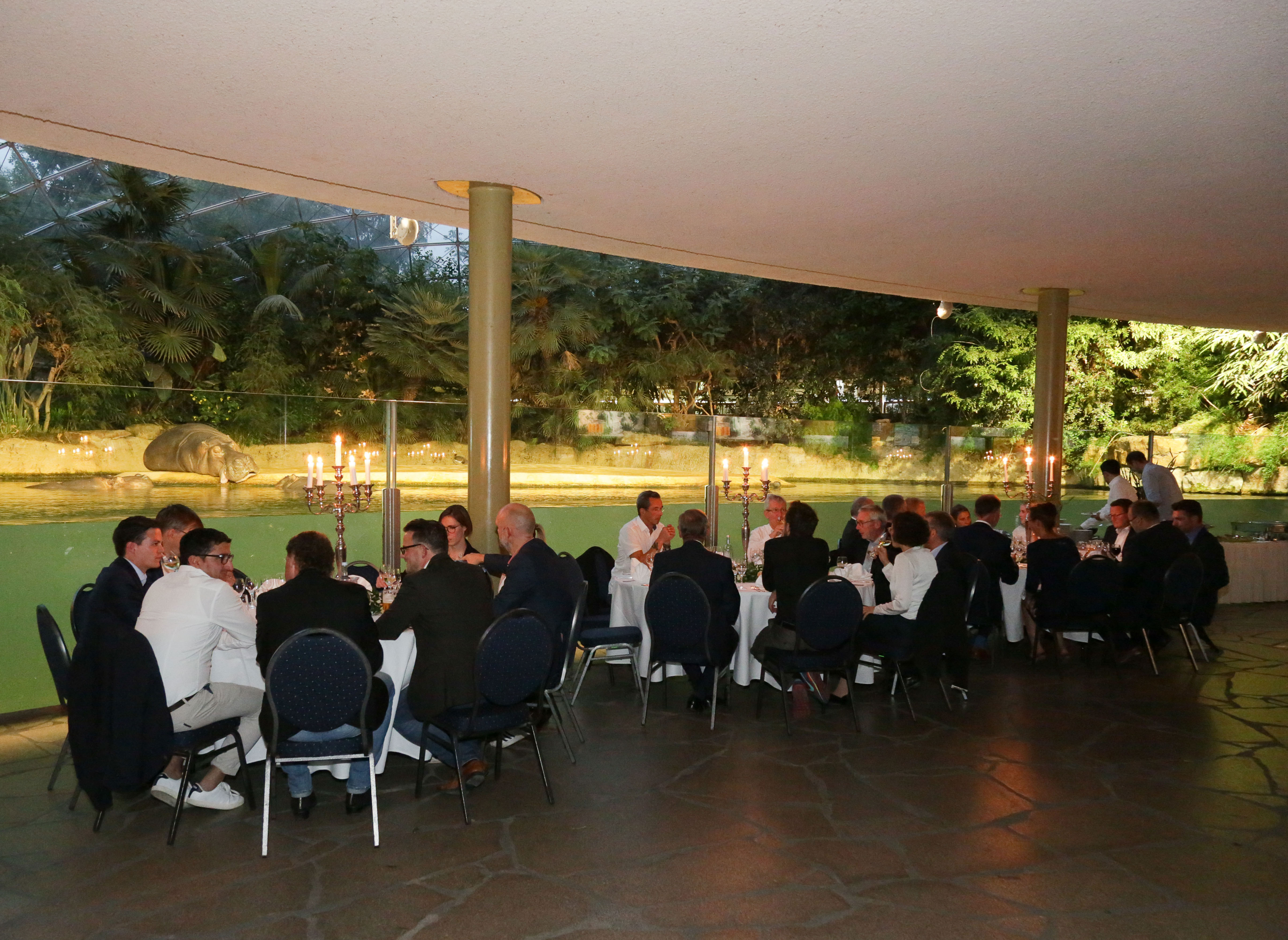 Gemeinsames Abendessen im Flusspferdhaus des Berliner Zoos beim 21. Deutschlandforum. Gemeinsames Abendessen im Flusspferdhaus des Berliner Zoos beim 21. Deutschlandforum.