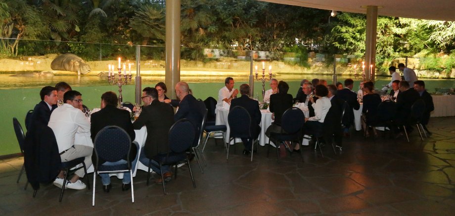 Gemeinsames Abendessen im Flusspferdhaus des Berliner Zoos beim 21. Deutschlandforum.