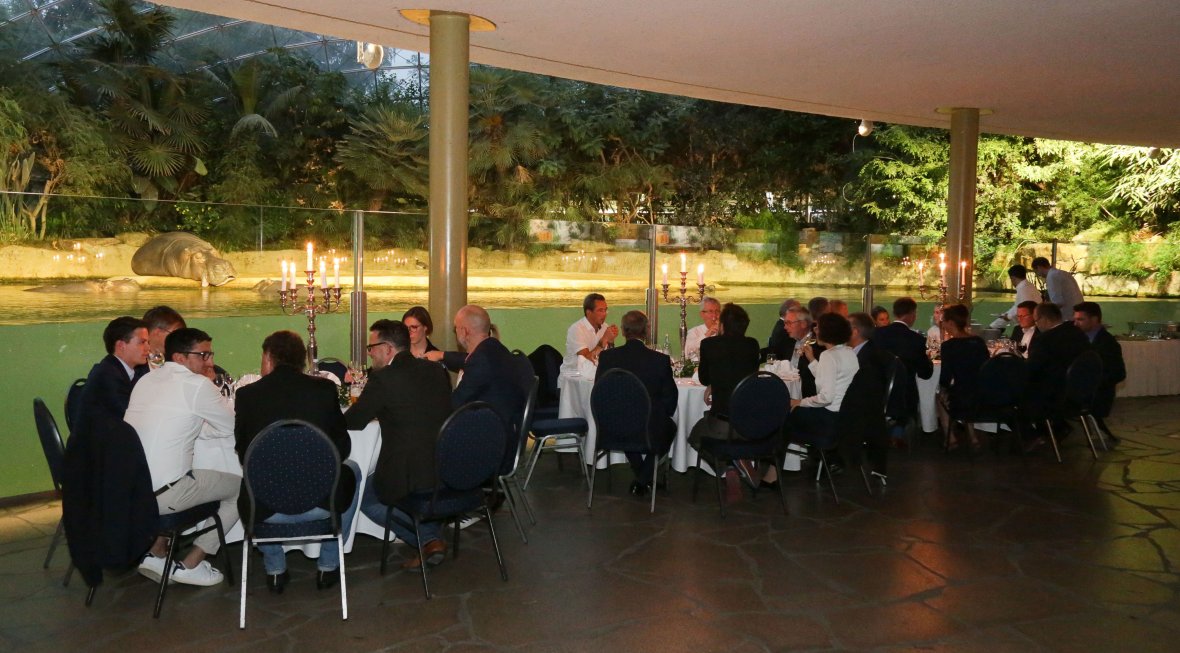 Gemeinsames Abendessen im Flusspferdhaus des Berliner Zoos beim 21. Deutschlandforum.