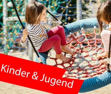 Kinder auf Schaukel Kinder auf Schaukel