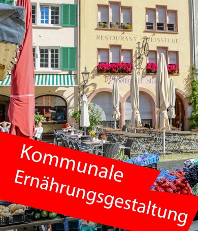 Wochenmarkt in einer Gemeinde. Im Vordergrund ein roter Balken mit der Aufschrift "Kommunale Ernährungsgestaltung". Wochenmarkt in einer Gemeinde. Im Vordergrund ein roter Balken mit der Aufschrift "Kommunale Ernährungsgestaltung".