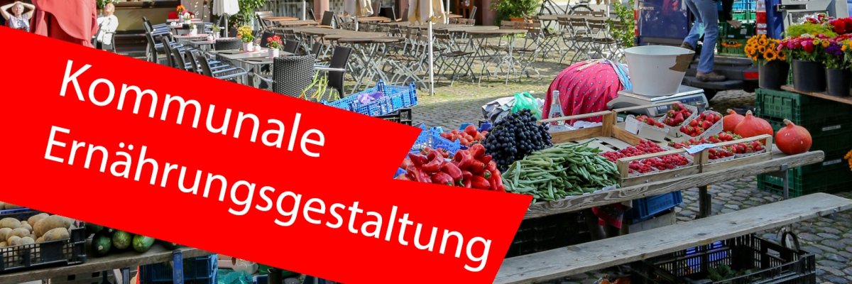 Wochenmarkt in einer Gemeinde. Im Vordergrund ein roter Balken mit der Aufschrift "Kommunale Ernährungsgestaltung". Wochenmarkt in einer Gemeinde. Im Vordergrund ein roter Balken mit der Aufschrift "Kommunale Ernährungsgestaltung".