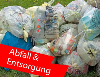 Haufen voller Plastiksäcke. Im Vordergrund ein roter Balken mit der Aufschrift "Abfall & Entsorgung". Haufen voller Plastiksäcke. Im Vordergrund ein roter Balken mit der Aufschrift "Abfall & Entsorgung".