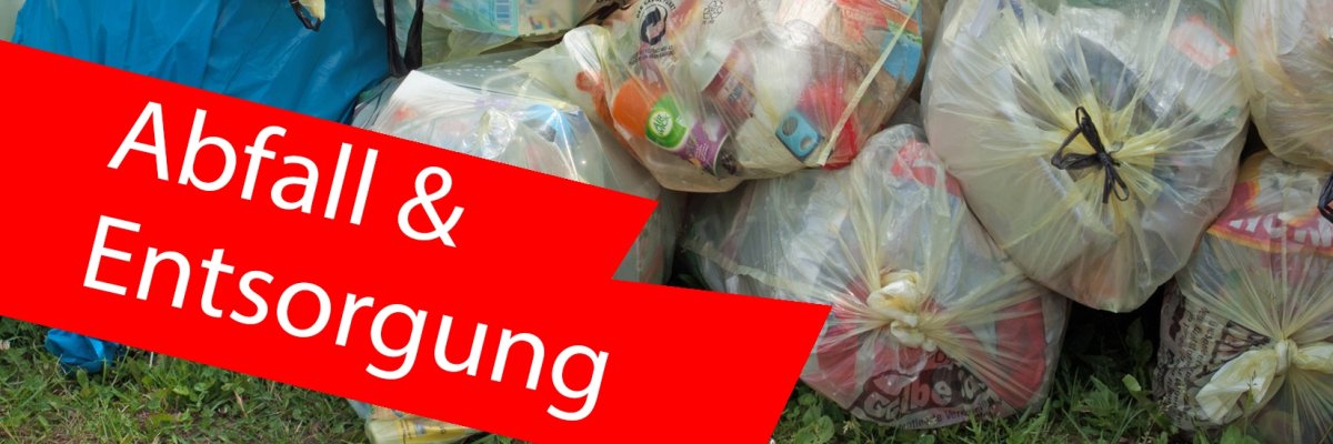 Haufen voller Plastiksäcke. Im Vordergrund ein roter Balken mit der Aufschrift "Abfall & Entsorgung".