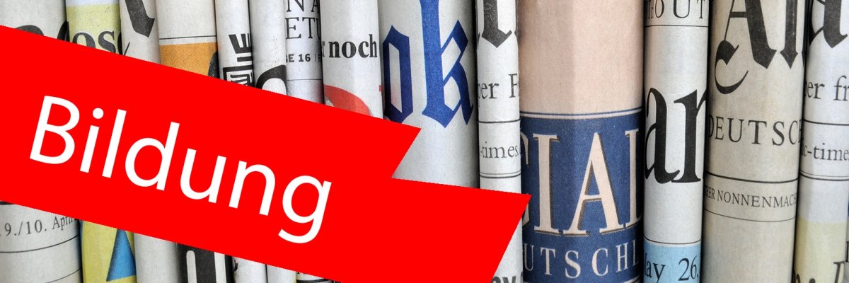 Zusammengefalltete Zeitungen stehen neben einandern. Im Vordergrund ein roter Balken mit der Aufschrift "Bildung". Zusammengefalltete Zeitungen stehen neben einandern. Im Vordergrund ein roter Balken mit der Aufschrift "Bildung".