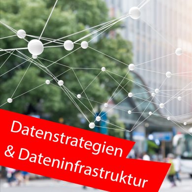 Ein neuronales Netzwerk verbindet Atome im Hintergrund unscharf eine Stadt mit Menschen, Straßenverkehr und Straßen. Im Vordergrund ein roter Balken mit der Aufschrift "Datenstrategien & Dateninfrastruktur". Ein neuronales Netzwerk verbindet Atome im Hintergrund unscharf eine Stadt mit Menschen, Straßenverkehr und Straßen. Im Vordergrund ein roter Balken mit der Aufschrift "Datenstrategien & Dateninfrastruktur".