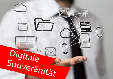 Über rechter Hand eines Mannes befindet sich vernetzte Symbolbilder von Computer, Cloud, Datenordnern usw. Im Vordergrund ein roter Balken mit der Aufschrift "Digitale Souveränität". Über rechter Hand eines Mannes befindet sich vernetzte Symbolbilder von Computer, Cloud, Datenordnern usw. Im Vordergrund ein roter Balken mit der Aufschrift "Digitale Souveränität".
