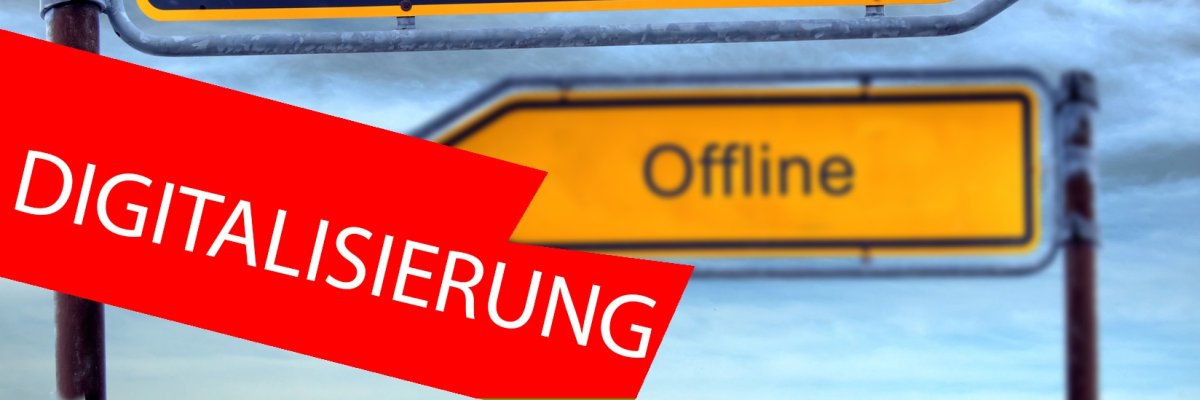 Im Vordergrund steht ein gelbes Richtungsschild mit Pfeil nach rechts mit der Aufschrift "Online". Im Untergrund befindet sich ein gelbes Richtungsschild mit Pfeil nach links mit der Aufschrift "Offline". Im Hintergrund ist der Himmel zu sehen. Vor dem Bild ein roter Balken mit der Aufschrift "Digitalisierung".