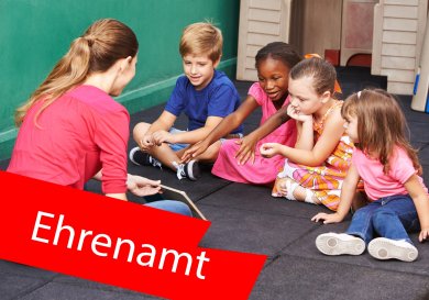 Betreuung von Kindern in KITA. Im Vordergrund ein roter Balken mit der Aufschrift "Ehrenamt". Betreuung von Kindern in KITA. Im Vordergrund ein roter Balken mit der Aufschrift "Ehrenamt".