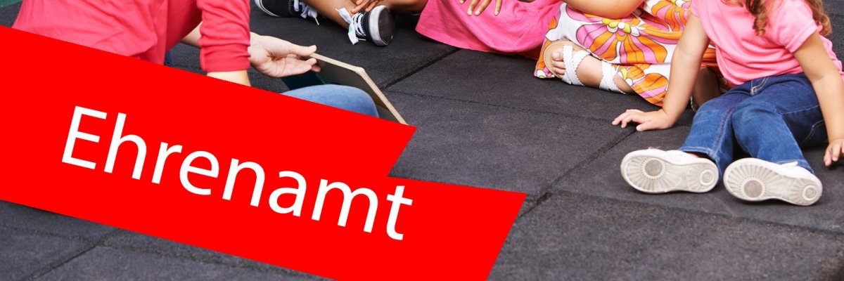 Betreuung von Kindern in KITA. Im Vordergrund ein roter Balken mit der Aufschrift "Ehrenamt".
