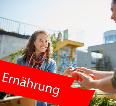 Frau kauft Lebensmittel bei Erzeuger. Im Vordergrund roter Balken "Ernährung". Frau kauft Lebensmittel bei Erzeuger. Im Vordergrund roter Balken "Ernährung".