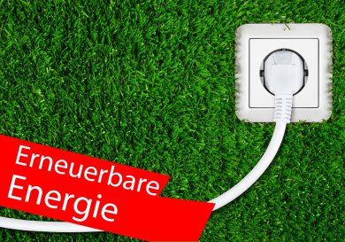 Eine weiße Steckdose mit Stromstecker auf grünem Rasen. Das Stromkabel zieht sich über den Rasen. Im Vordergrund ein roter Balken mit der Aufschrift "Erneuerbare Energie". Eine weiße Steckdose mit Stromstecker auf grünem Rasen. Das Stromkabel zieht sich über den Rasen. Im Vordergrund ein roter Balken mit der Aufschrift "Erneuerbare Energie".