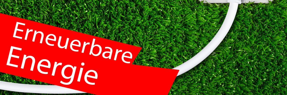 Eine weiße Steckdose mit Stromstecker auf grünem Rasen. Das Stromkabel zieht sich über den Rasen. Im Vordergrund ein roter Balken mit der Aufschrift "Erneuerbare Energie".
