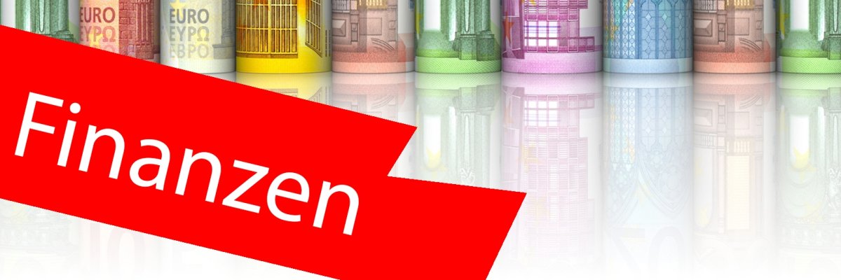 Zusammengerollte Geldscheine in einer Reihe. Im Vordergrund ein roter Balken mit der Aufschrift "Finanzen".