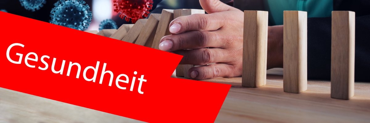 Eine Dominostein-Kette wird von einer Hand gestoppt, die die Wirkungskette unterbrechen kann. Im Hintergrund sind Illustrationen von Viren zu sehen. Im Vordergrund ein roter Balken mit der Aufschrift "Gesundheit". Eine Dominostein-Kette wird von einer Hand gestoppt, die die Wirkungskette unterbrechen kann. Im Hintergrund sind Illustrationen von Viren zu sehen. Im Vordergrund ein roter Balken mit der Aufschrift "Gesundheit".