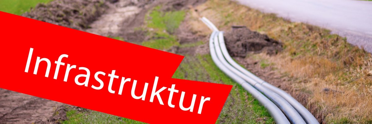 Drei Rohre für Datenkabel liegen neben einer Straße. Im Hintergrund hebt ein Bagger bereits den Graben aus. Im Vordergrund ein roter Balken mit der Aufschrift "Infrastruktur". Drei Rohre für Datenkabel liegen neben einer Straße. Im Hintergrund hebt ein Bagger bereits den Graben aus. Im Vordergrund ein roter Balken mit der Aufschrift "Infrastruktur".