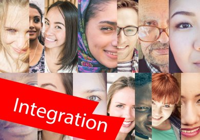 Viele verschiedene Gesichter - Menschen unterschiedlicher Herkunft - ergeben eine Collage. Im Vordergrund ein roter Balken mit der Aufschrift "Integration". Viele verschiedene Gesichter - Menschen unterschiedlicher Herkunft - ergeben eine Collage. Im Vordergrund ein roter Balken mit der Aufschrift "Integration".
