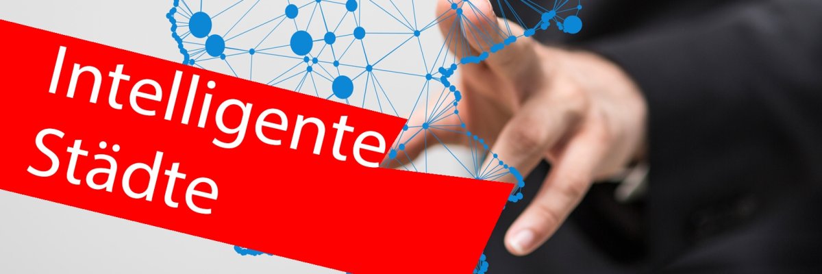 Mann zeigt auf blaue Deutschlandkarte in der Luft, in welcher blaue Punkte mit blauen Strichen verbunden sind. Im Vordergrund ein roter Balken mit der Aufschrift "Intelligente Städte".