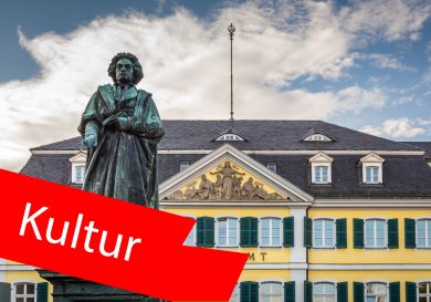 Beethoven-Statur in Bonn. Im Vordergrund ein roter Balken mit der Aufschrift "Kultur". Beethoven-Statur in Bonn. Im Vordergrund ein roter Balken mit der Aufschrift "Kultur".