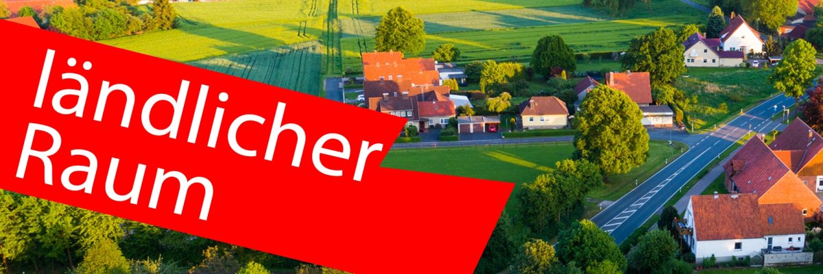 Luftaufnahme Kommune und Felder. Im Vordergrund ein roter Balken mit der Aufschrift "ländlicher Raum". Luftaufnahme Kommune und Felder. Im Vordergrund ein roter Balken mit der Aufschrift "ländlicher Raum".
