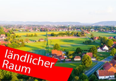 Luftaufnahme Kommune und Felder. Im Vordergrund ein roter Balken mit der Aufschrift "ländlicher Raum". Luftaufnahme Kommune und Felder. Im Vordergrund ein roter Balken mit der Aufschrift "ländlicher Raum".