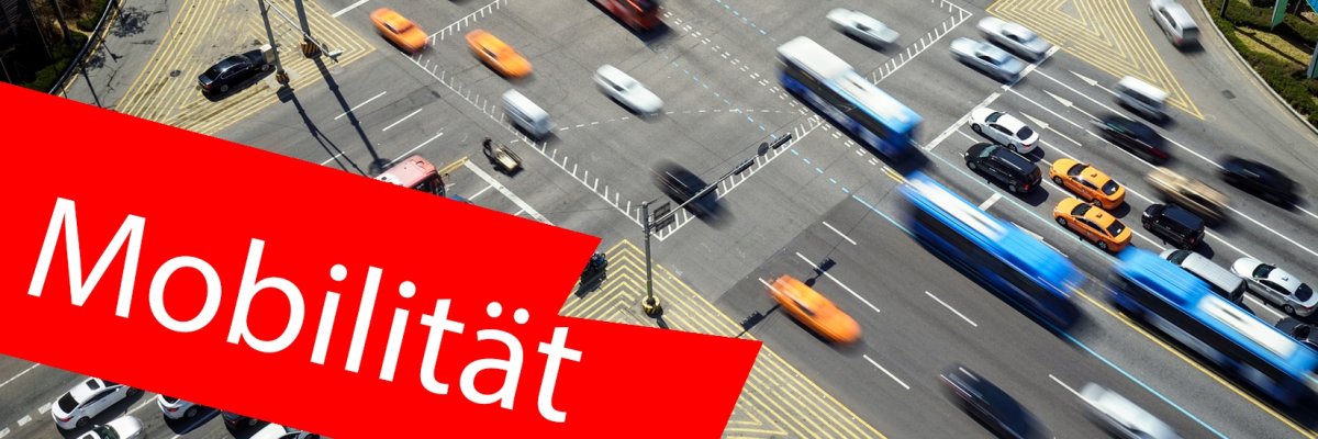 Vogelperspektive auf eine Straßenkreuzung. Im Vordergrund ein roter Balken mit der Aufschrift "Mobilität".