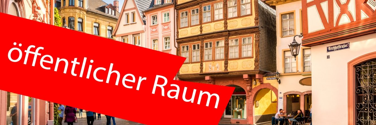 Fachwerkhäuser einer Kommune. Im Vordergrund ein roter Balken mit der Aufschrift "öffentlicher Raum". Fachwerkhäuser einer Kommune. Im Vordergrund ein roter Balken mit der Aufschrift "öffentlicher Raum".