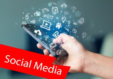 Smartphone mit Socialmedia-Symbolen. Im Vordergrund roter Balken mit der Aufschrift "Social Media". Smartphone mit Socialmedia-Symbolen. Im Vordergrund roter Balken mit der Aufschrift "Social Media".