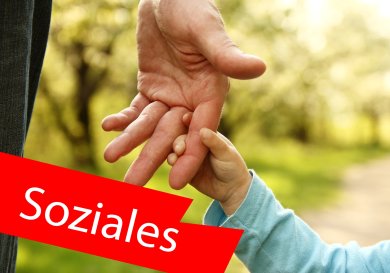 Kind hält Hand einer älteren Person. Im Vordergrund ein roter Balken mit der Aufschrift "Soziales". Kind hält Hand einer älteren Person. Im Vordergrund ein roter Balken mit der Aufschrift "Soziales".