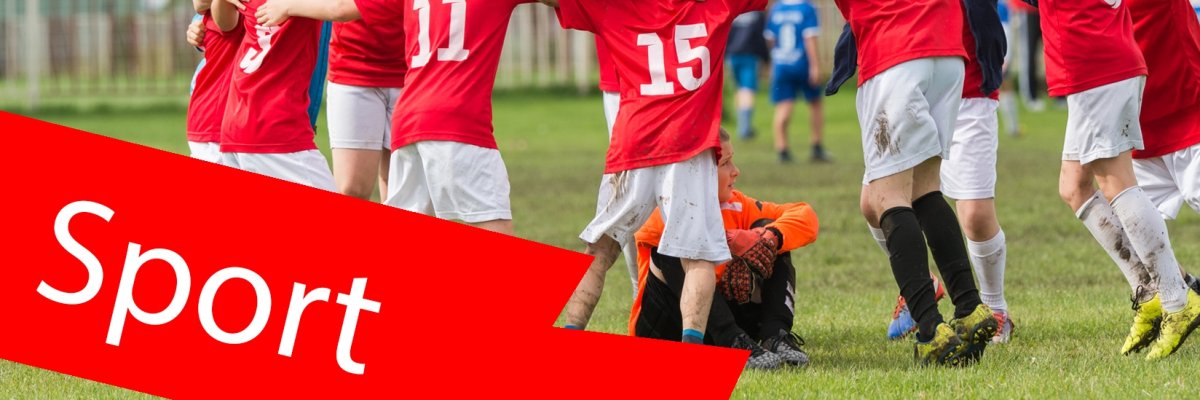 Fußballteam im Kreis auf dem Feld. Im Vordergrund ein roter Balken mit der Aufschrift "Sport". Fußballteam im Kreis auf dem Feld. Im Vordergrund ein roter Balken mit der Aufschrift "Sport".