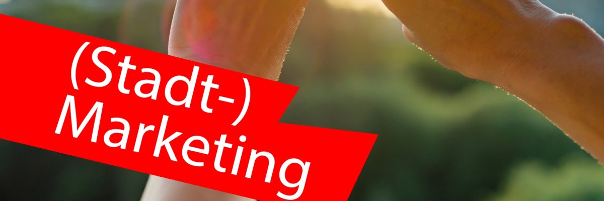 Finger bilden Hashtag-Symbol und zwischen den Fingern scheint die Sonne durch. Im Vordergrund ein roter Balken mit der Aufschrift "(Stadt-)Marketing". Finger bilden Hashtag-Symbol und zwischen den Fingern scheint die Sonne durch. Im Vordergrund ein roter Balken mit der Aufschrift "(Stadt-)Marketing".